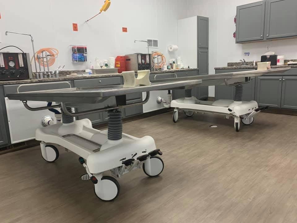 Bariatric 850 lb mortuary prep table with reinforced hydraulic base
